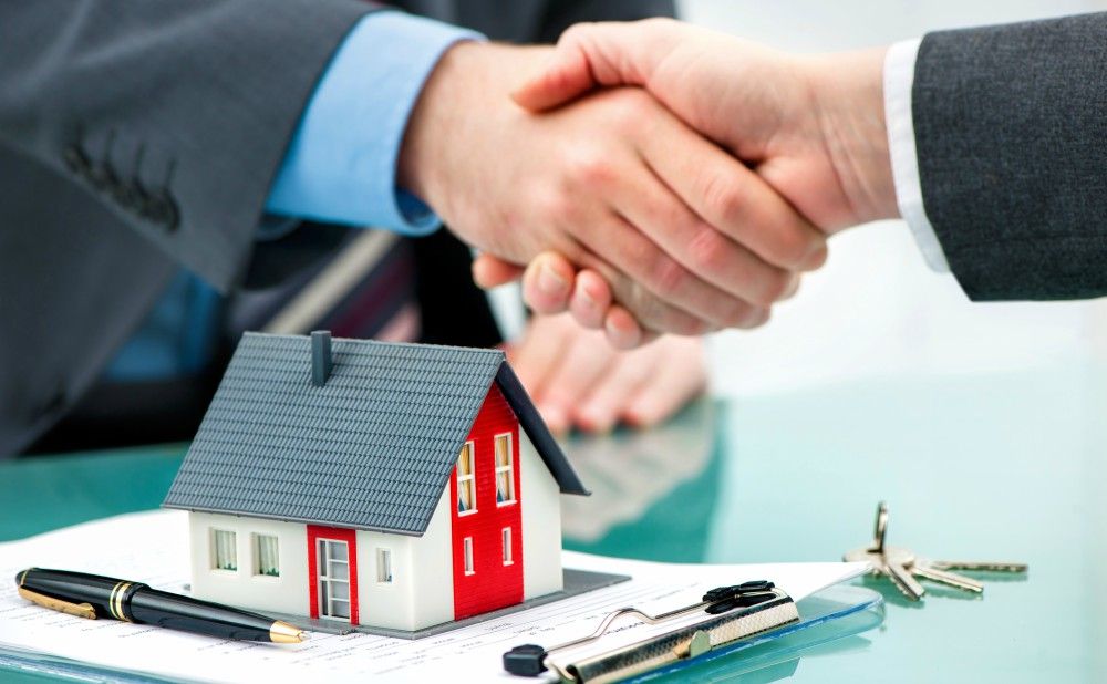 shaking-hands-help-investing-real-estate